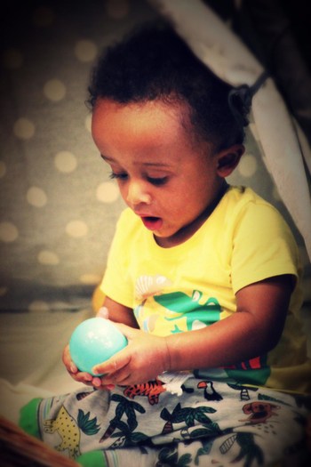 child-playing-with-ball
