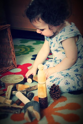 child-playing-with-wood
